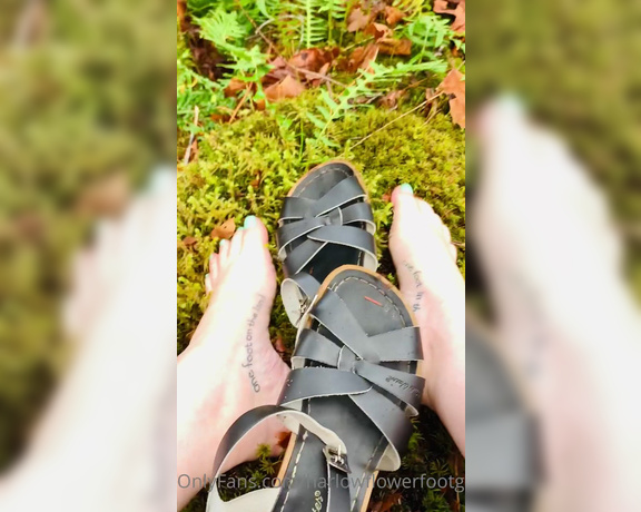Harlowflowerfootgoddess - Squishing my bare footins in this delicious moss A (23.01.2021)