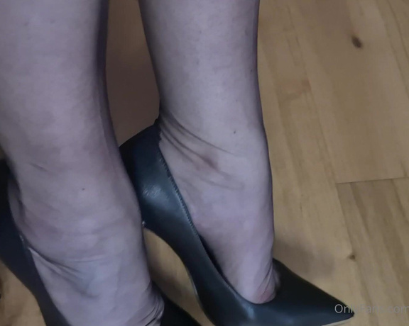 Dinahmistress - My nylons story for tonight in languages! Are you into nylons Do you wea M (04.03.2021)