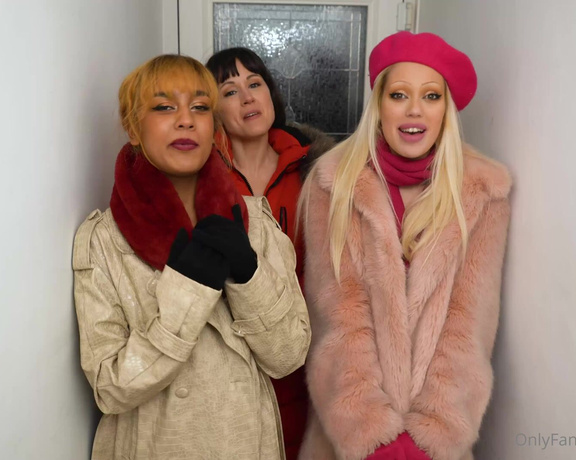 Bluelah3 - What do you get when three horny carol singers cum knocking A very festive new scene comi b1 (04.12.2022)