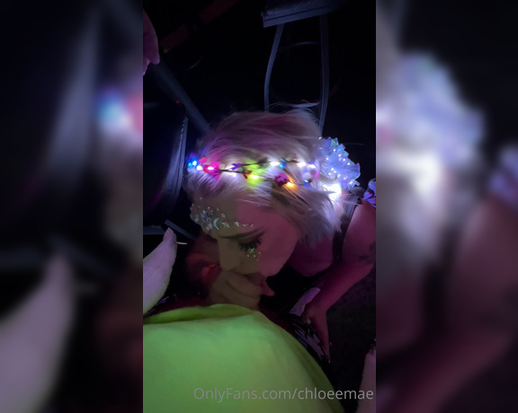 Chloeemae - Sometimes you just have to give a blowjob in the middle of the bar on glow party night. hx (18.01.2022)