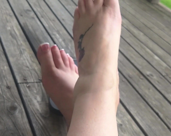 Harlowflowerfootgoddess - Looking for something dirty Youve found it, my deck and my feet. ih (21.04.2020)