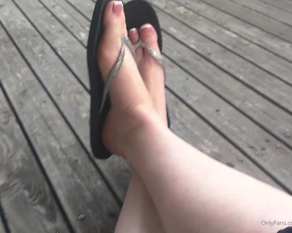 Harlowflowerfootgoddess - Looking for something dirty Youve found it, my deck and my feet. ih (21.04.2020)