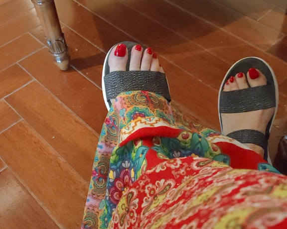 Dinahmistress - What I do after the beach I show off with my feet in a caffe, thinking to c Px (02.02.2020)