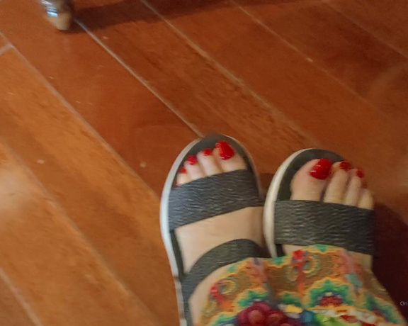 Dinahmistress - What I do after the beach I show off with my feet in a caffe, thinking to c Px (02.02.2020)