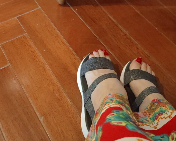 Dinahmistress - What I do after the beach I show off with my feet in a caffe, thinking to c Px (02.02.2020)