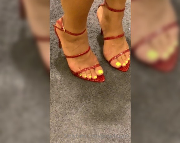 Ginavhuynh - Some neon toes and sexy strappy heels. Swipe to see video c (12.06.2020)