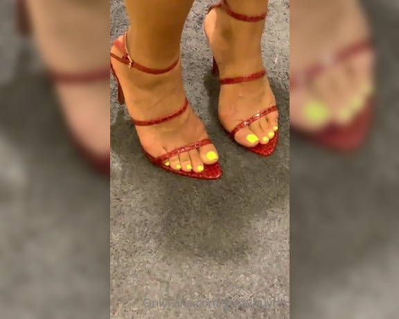 Ginavhuynh - Some neon toes and sexy strappy heels. Swipe to see video c (12.06.2020)