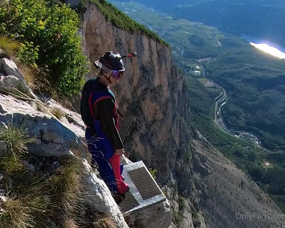 Xxblakebailey - As promised, here is a clip from my wingsuit BASE jumping adventures so fa Na (09.07.2022)