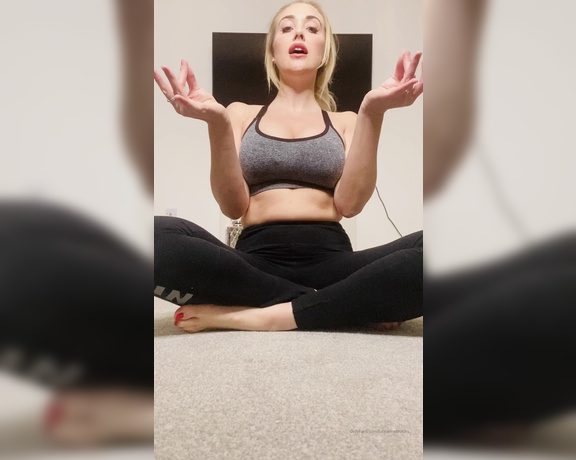 Lucyannebrooks - FITNESS FRIDAY  ISOLATION YOGO Right let me release my chest and let e (03.04.2020)