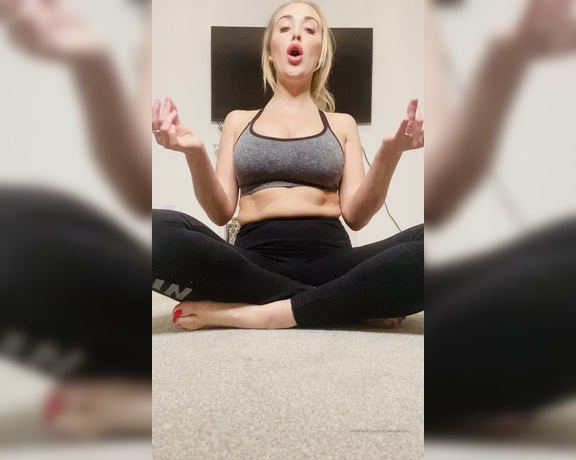 Lucyannebrooks - FITNESS FRIDAY  ISOLATION YOGO Right let me release my chest and let e (03.04.2020)