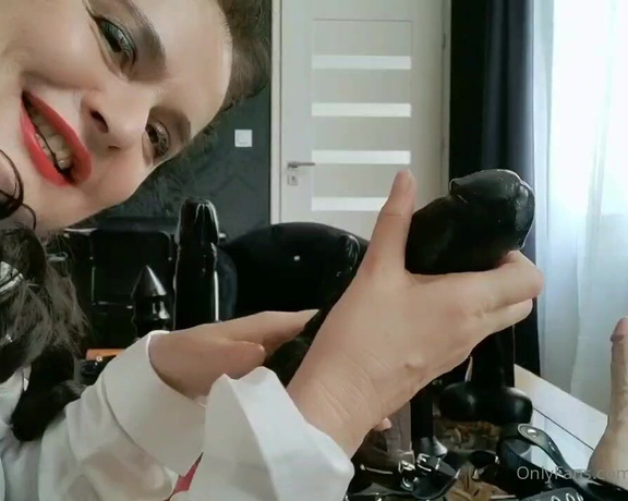 Dinahmistress - Im still busy with My dildos collection, so in this short clip I show you v (24.06.2020)