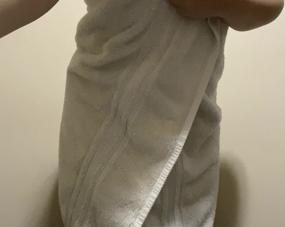 Aubreymae - Oops... there goes my towel. 1V (28.12.2019)