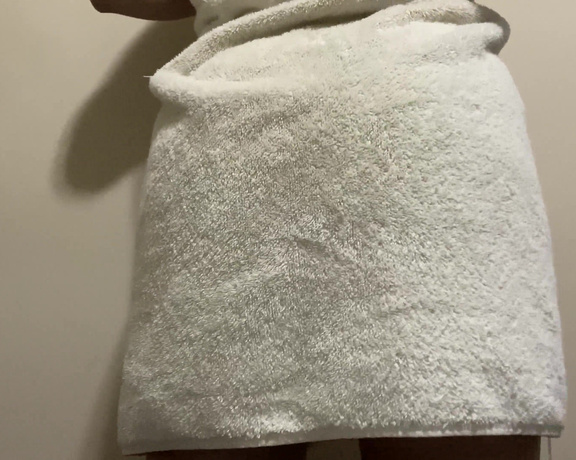 Aubreymae - Oops... there goes my towel. 1V (28.12.2019)