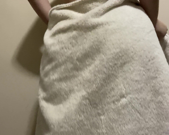 Aubreymae - Oops... there goes my towel. 1V (28.12.2019)