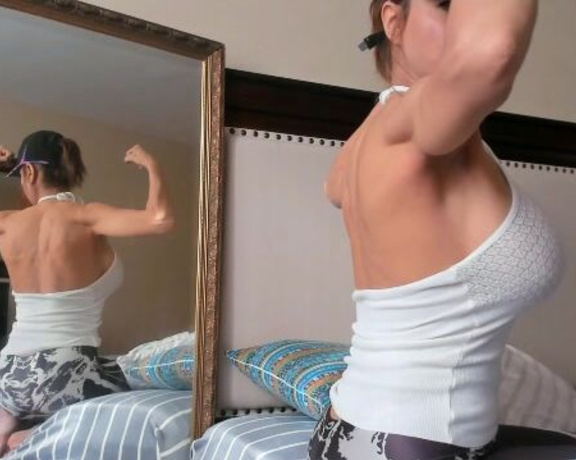 Goddesssandi - Flexing Muscles Biceps Back uG (10.12.2019)