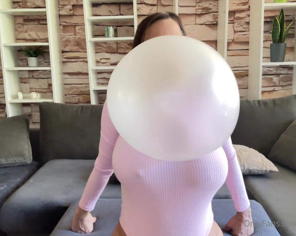 Goddesssandi - Sometimes the gum doesnt want to cooperate. Watch me struggle to blow huge 5D (14.05.2023)