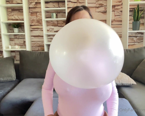 Goddesssandi - Sometimes the gum doesnt want to cooperate. Watch me struggle to blow huge 5D (14.05.2023)