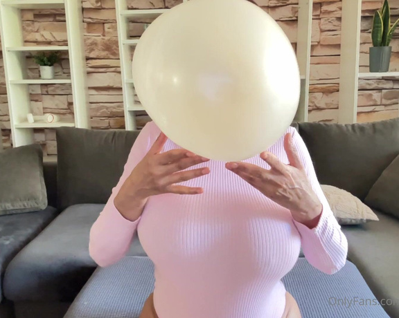 Goddesssandi - Sometimes the gum doesnt want to cooperate. Watch me struggle to blow huge Cz (14.05.2023)