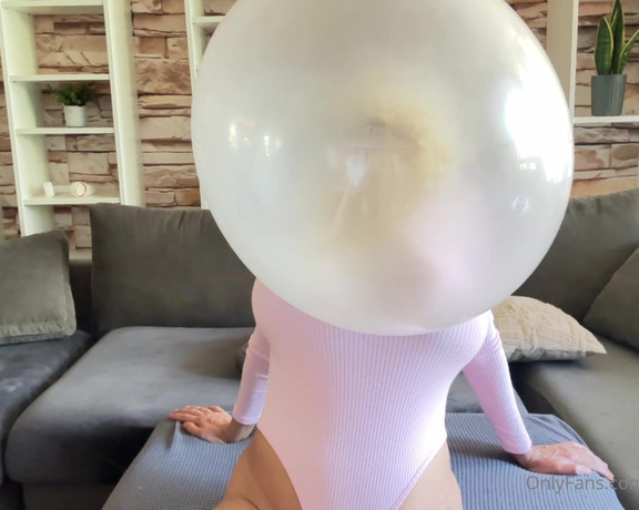 Goddesssandi - Sometimes the gum doesnt want to cooperate. Watch me struggle to blow huge Cz (14.05.2023)