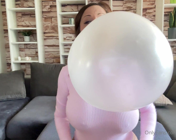 Goddesssandi - Sometimes the gum doesnt want to cooperate. Watch me struggle to blow huge G (14.05.2023)