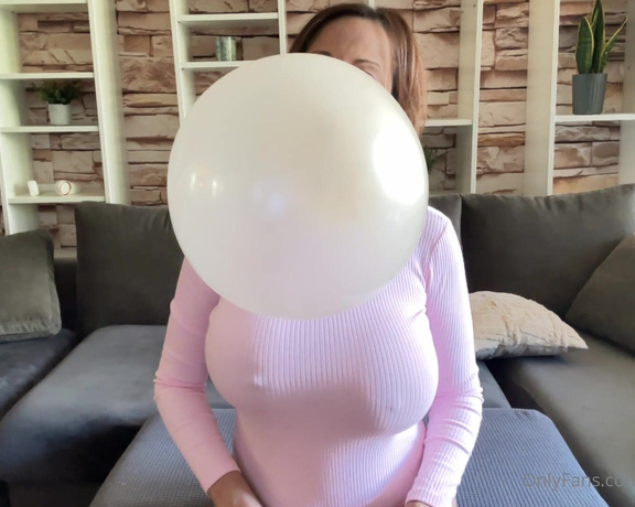 Goddesssandi - Sometimes the gum doesnt want to cooperate. Watch me struggle to blow huge Jv (14.05.2023)