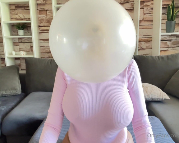 Goddesssandi - Sometimes the gum doesnt want to cooperate. Watch me struggle to blow huge vH (14.05.2023)