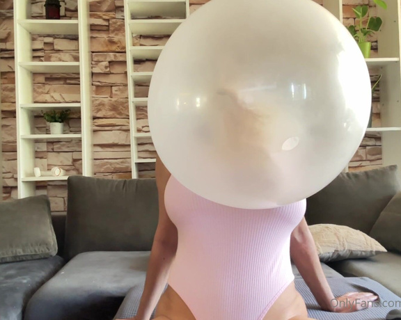 Goddesssandi - Sometimes the gum doesnt want to cooperate. Watch me struggle to blow huge r (14.05.2023)