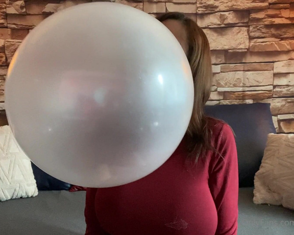 Goddesssandi - Trying to blow small bubbles to pop, I even cut the wad of pcs into se zm (17.10.2021)