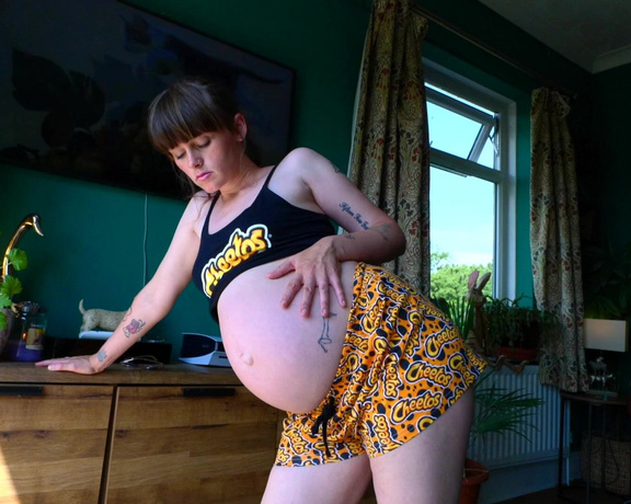 (Manyvids) Sydney Harwin - Pregnant Sister Moves In, solo, pregnant