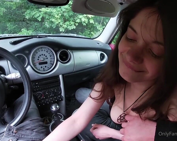 Dollscult - Blowjob in the car while I touch her tits cy (28.03.2022)