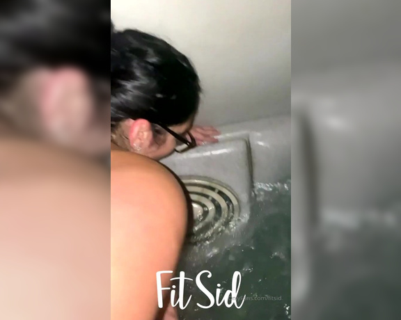 Fitsid - Amateur Video My Hot Neighbor Fucks Me in His Hot Tub @sidsneighbor y (27.04.2020)