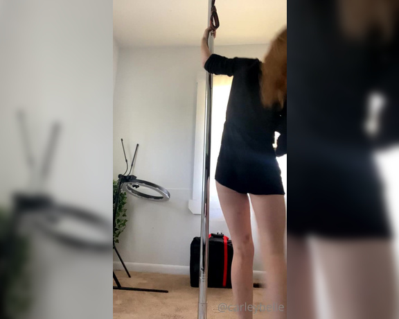 Honeybearwaifu - Using this one makes me realize I want a pole for my house q (29.06.2022)