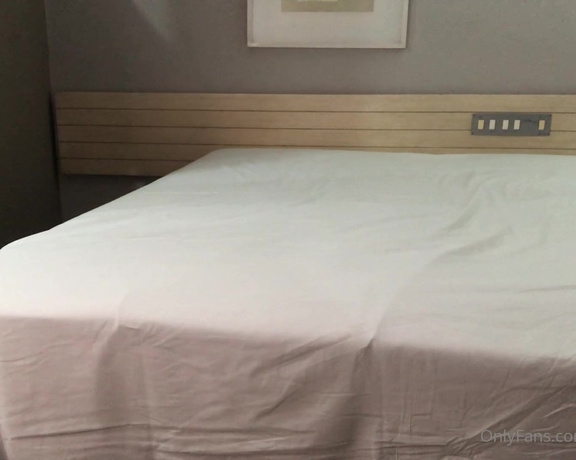 Luizamarcato - Arrumando a cama, por que no gosto de baguna Making the bed, cause qo (22.11.2020)