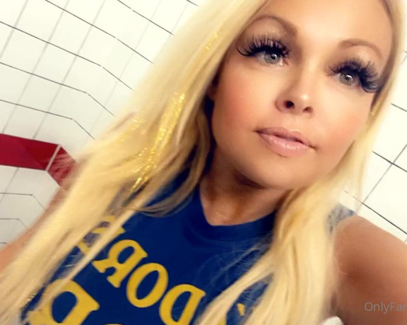 Jesse Jane - @Jessejanex Bored at the tire shop,  Big Tits, Milf