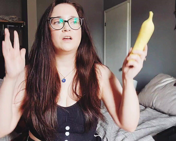 CaityFoxx - Banana Toy Review, Toys, Vibrator, Reviews, SFW, MILF, ManyVids