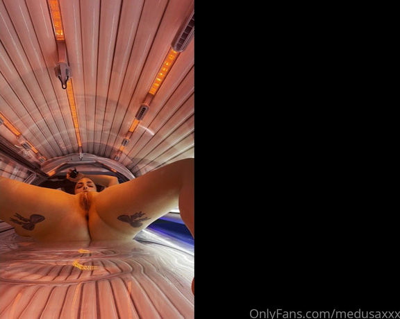 Medusaxxx - NEW VIDEO min I get horny in the solarium and finger myself until I cum, 8 (03.05.2023)