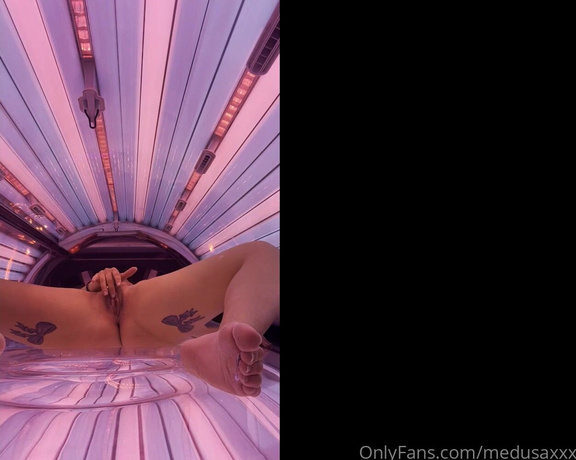 Medusaxxx - NEW VIDEO min I get horny in the solarium and finger myself until I cum, 8 (03.05.2023)