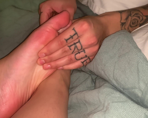 Thenikavenom - Nightly foot rubs . Imagine having my perfect feet in your hands. What would you do wi J (29.11.2019)