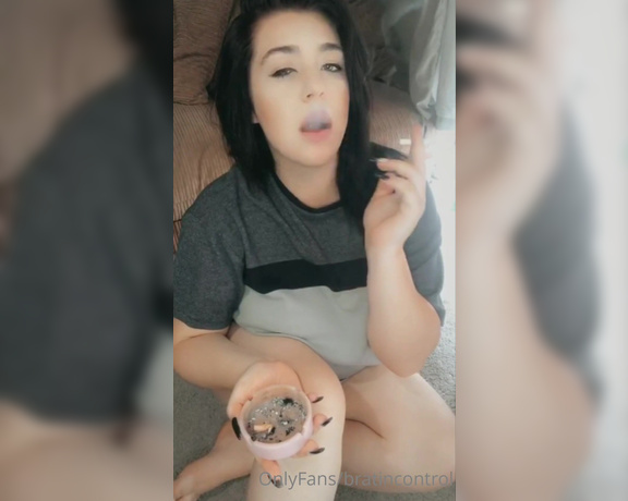 Laylaa_louise - Baggy t shirt smoking little bit of talking Qu (27.07.2022)
