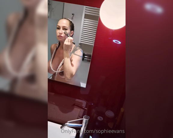 Sophieevans - Doing my makeup topless eO (25.11.2020)