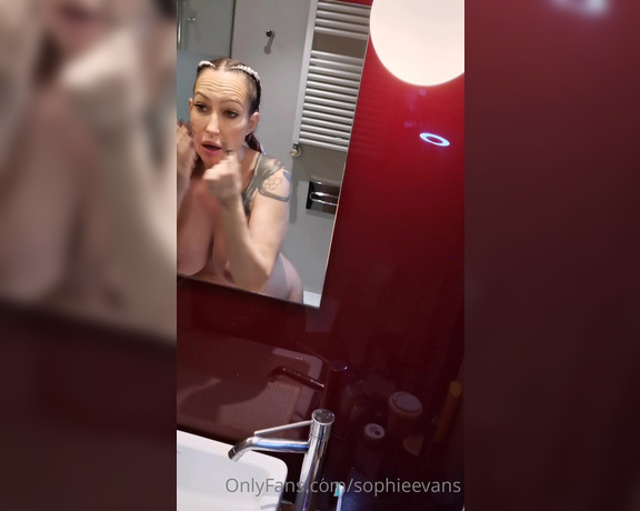 Sophieevans - Doing my makeup topless eO (25.11.2020)