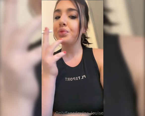 Laylaa_louise - Smoking in a sports bra y6 (29.11.2022)