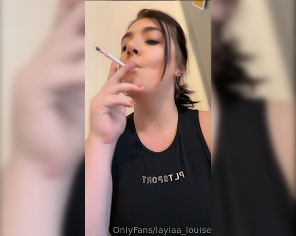 Laylaa_louise - Smoking in a sports bra y6 (29.11.2022)