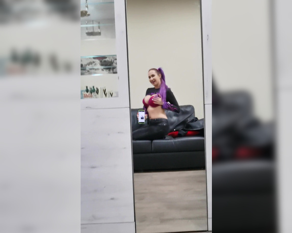 Sophieevans - Travesuras en un Estudio de Tattoos Grave esto pocos das antes de brote de 6i (26.03.2020)