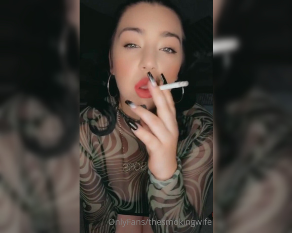 Laylaa_louise - Juicy hot red lips dragging on this cigarette c7 (03.08.2022)