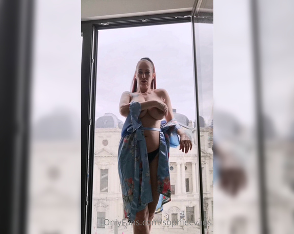 Sophieevans - Desnudandome en la ventana me encantan las vistas Taking my clothes off in p (25.05.2021)