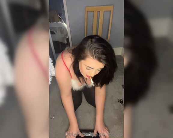 Laylaa_louise - Wrap a present with me and watch me smoke  excuse the facial expressions j8 (21.12.2022)