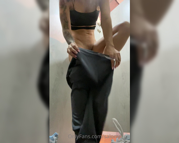 Salome_gil - Hoy fui a comprarme un conjunto deportivo. Me lo tuve que medir aunque no tuviera calzones 4 (20.04.2021)