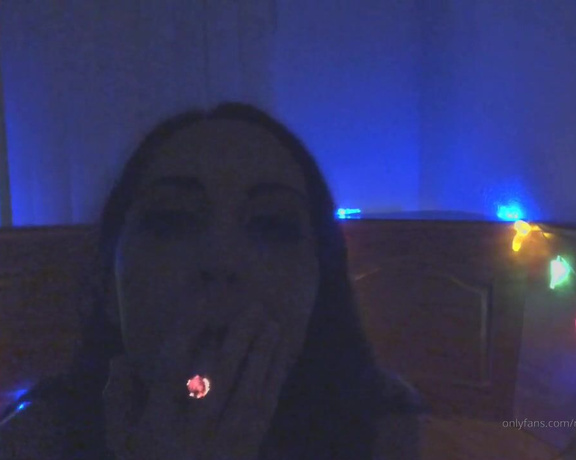 Nickeyhuntsman - Sexy topless smoking tease, no sound, play some sexy music of your choice along and enjoy 5I (14.03.2019)