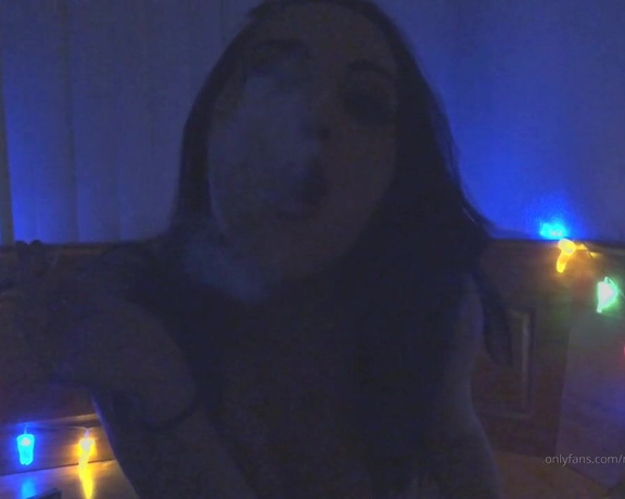 Nickeyhuntsman - Sexy topless smoking tease, no sound, play some sexy music of your choice along and enjoy 5I (14.03.2019)